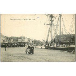 carte postale ancienne 22 LANNION. La Place de la Poste 1923. Voilier Islandais