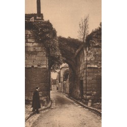 60 CLERMONT. Porte de Nointel avec personnage 1949