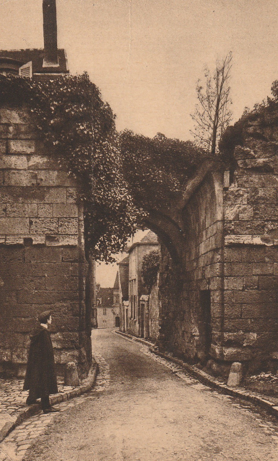 60 CLERMONT. Porte de Nointel avec personnage 1949