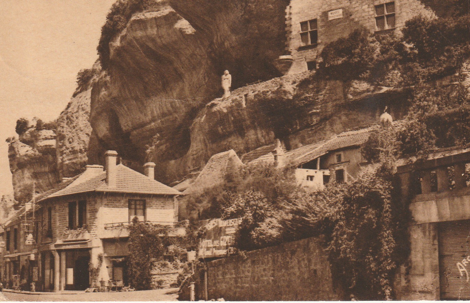 24 LES EYZIES. Musée National ancien Château 1951