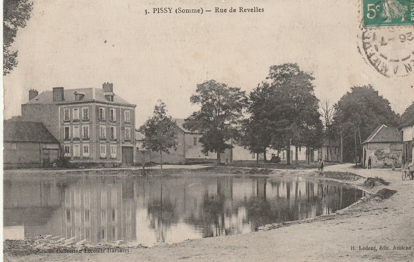 80 PISSY. Rue de Revelles avec cyclistes 1916