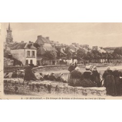 29 LE HUELGOAT. Groupe de Bretonnes et Bretons au bord de l'Etang 1938