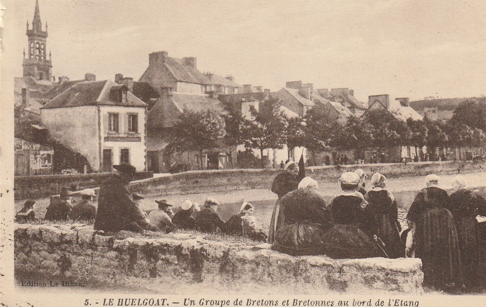 29 LE HUELGOAT. Groupe de Bretonnes et Bretons au bord de l'Etang 1938