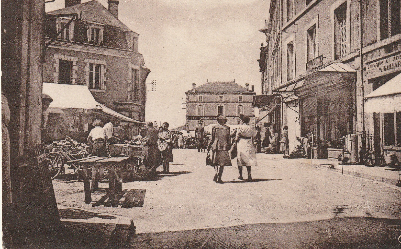 24 PIEGUT. Jour de Marché rue des Alliés 1982