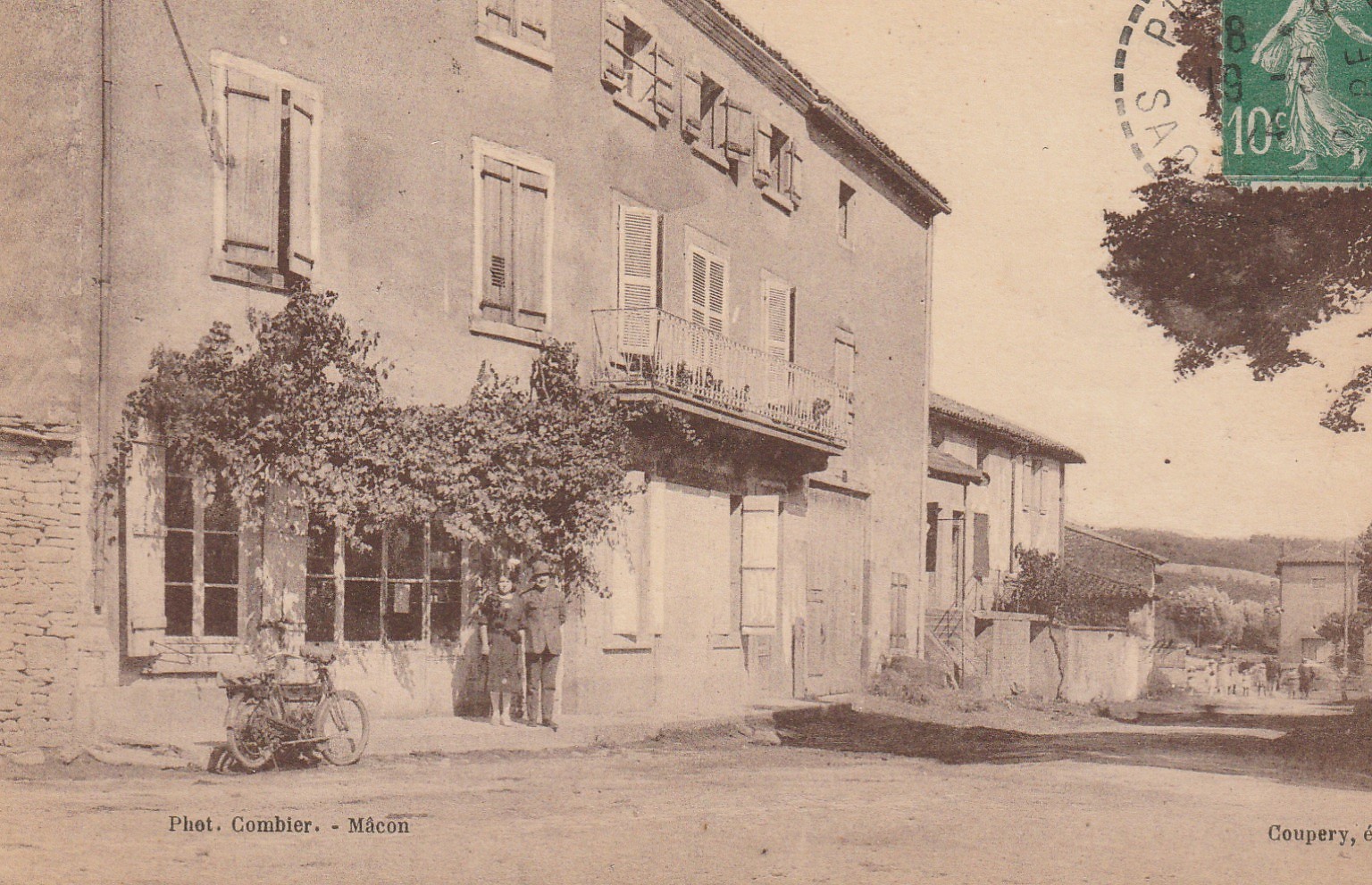 71 PLOTTES. La Place animée 1924