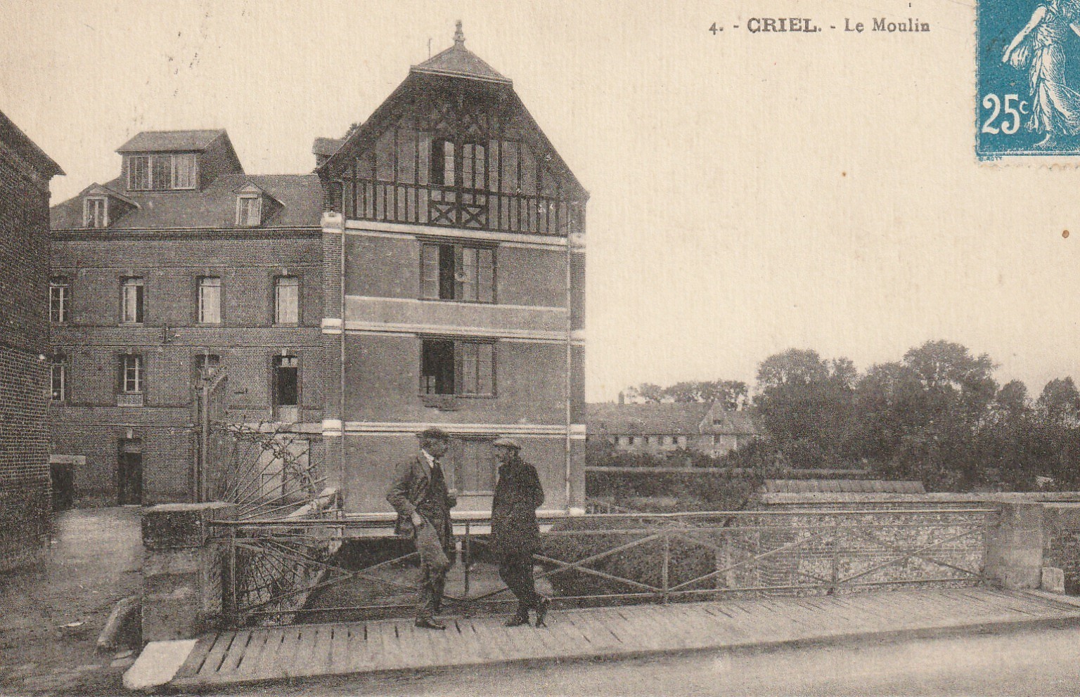 76 CRIEL. Le Moulin avec personnages sur le Pont