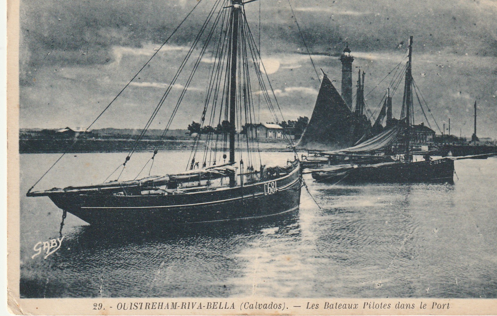 14 OUISTREHAM-RIVA-BELLA. Les Bateaux Pilotes dans le Port 1924