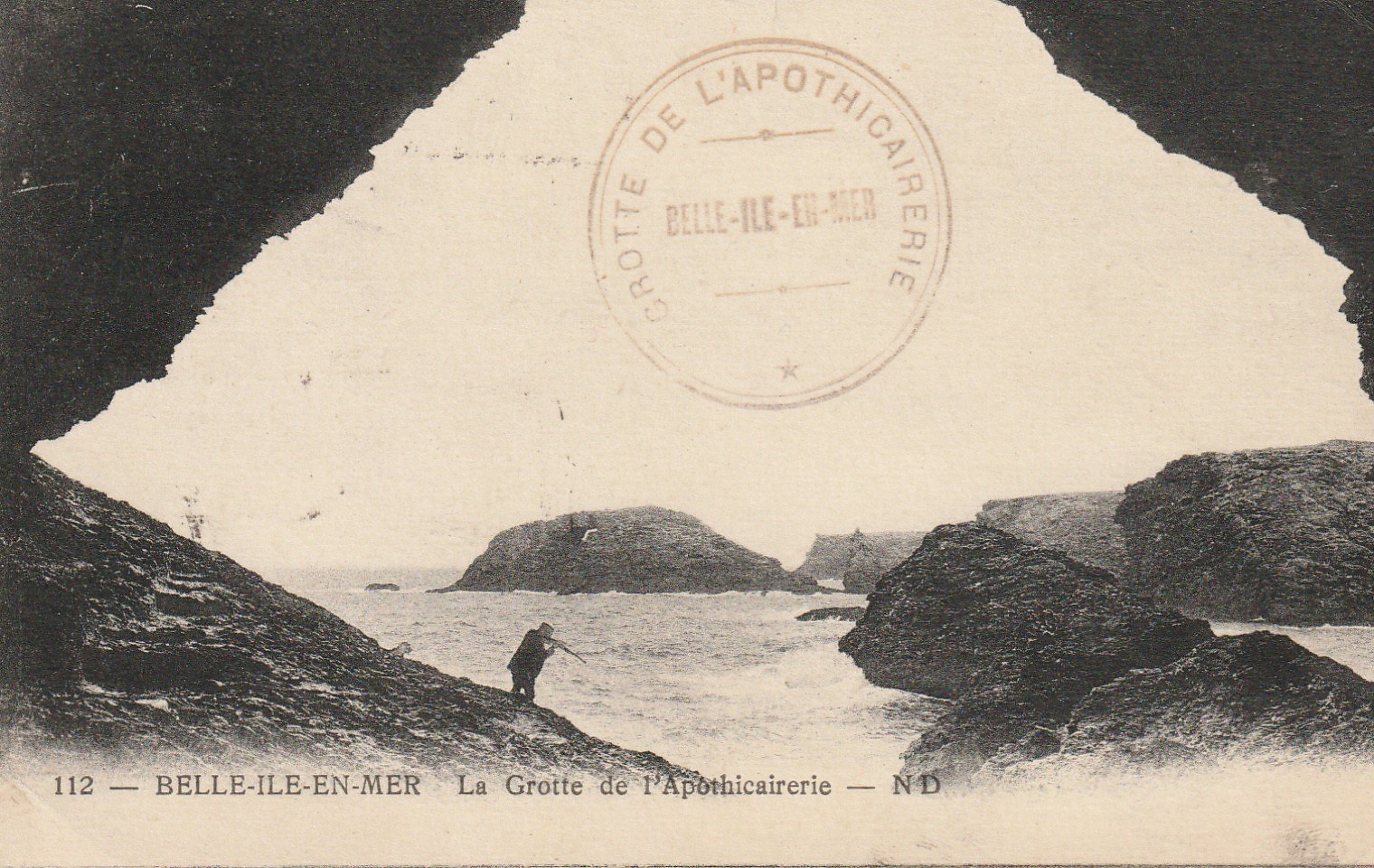 56 BELLE-ILE-EN-MER. La Grotte de l'Apothicaire avec Pêcheur au fusil 1937