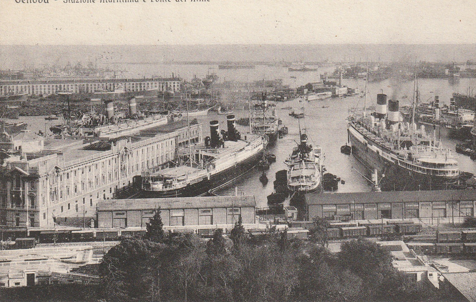 Italia GENOVA. Stazione Marittima e Ponte dei Mille
