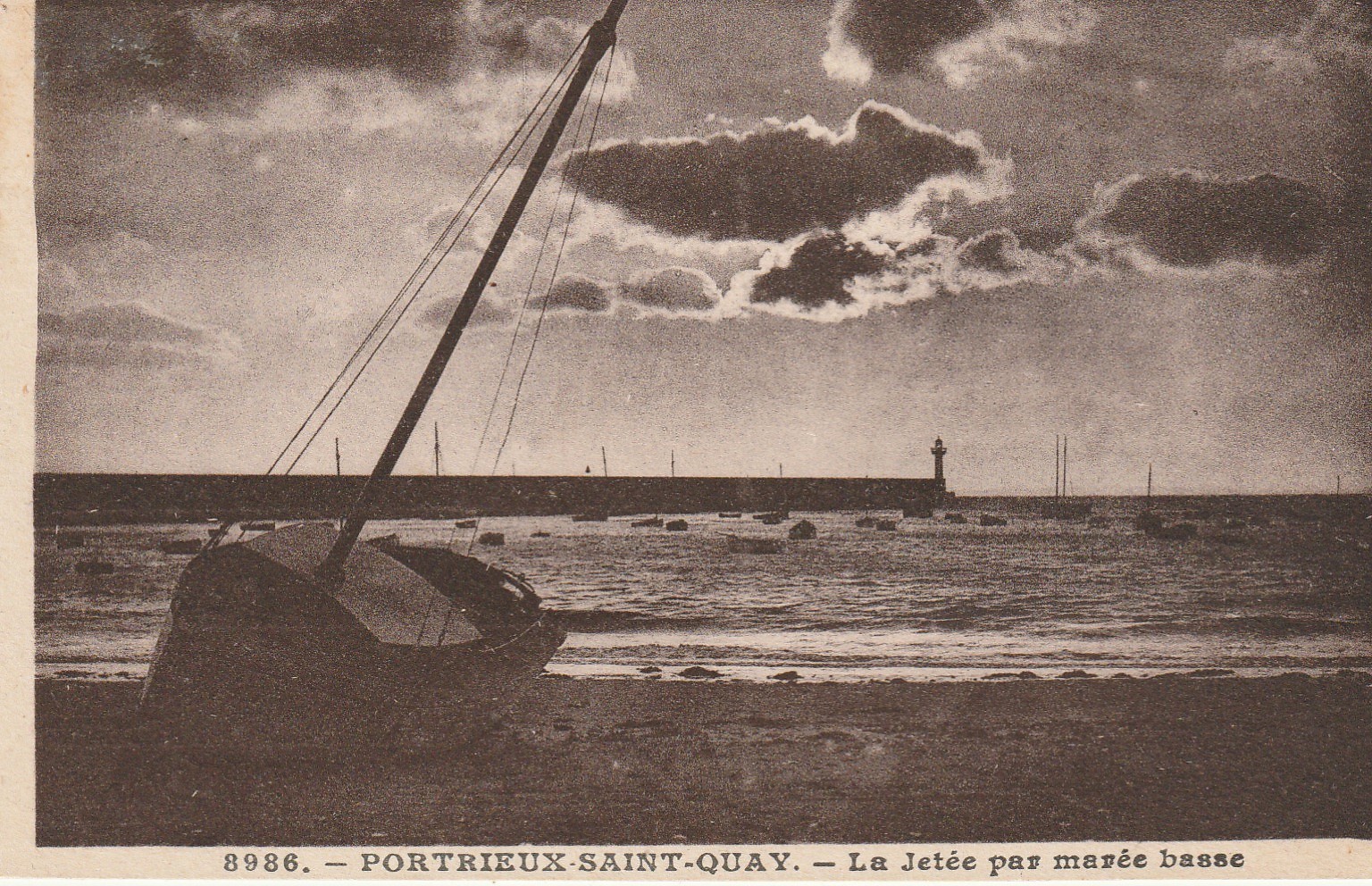 22 PORTRIEUX-SAINT-QUAY. Phare et barque de Pêcheur sur la Jetée par marée basse 1934