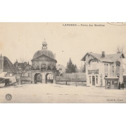 52 LANGRES. Porte des Moulins avec l'abri-bus 1915