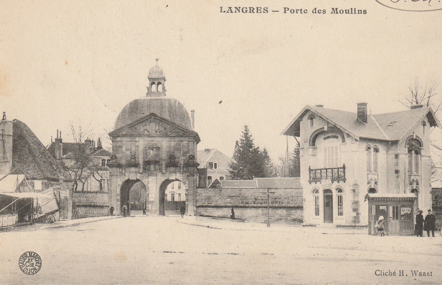 52 LANGRES. Porte des Moulins avec l'abri-bus 1915