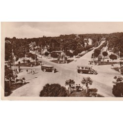 Photo cpam petit format 44 LA BAULE-LES-PINS. Autocars Place des Palmiers 1934