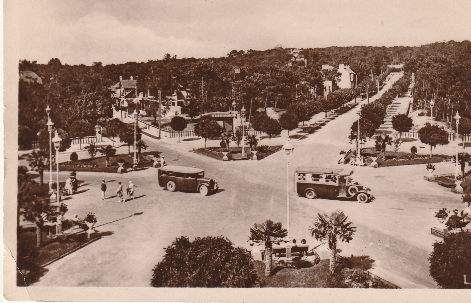 Photo cpam petit format 44 LA BAULE-LES-PINS. Autocars Place des Palmiers 1934