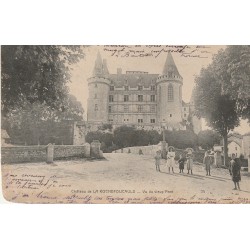 16 Château de LA ROCHEFOUCAULD. Vu du vieux Pont bien animé 1904