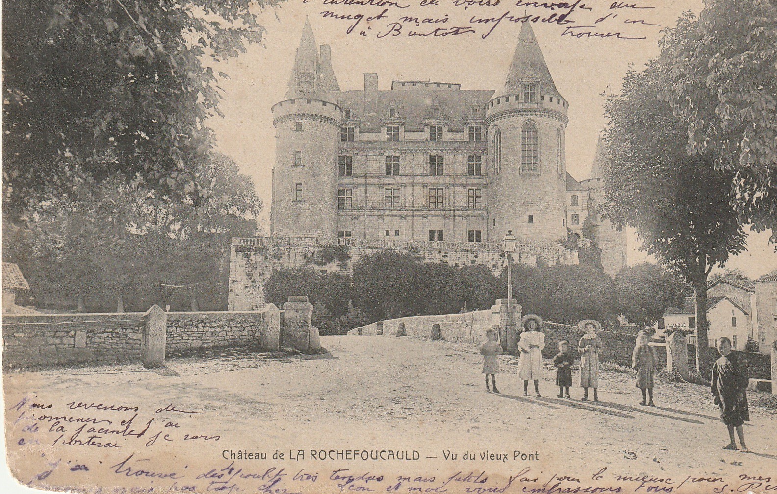 16 Château de LA ROCHEFOUCAULD. Vu du vieux Pont bien animé 1904