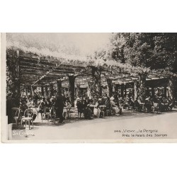 03 VICHY. Nombreux consommateurs à la Pergola près le Palais des Sources 1942
