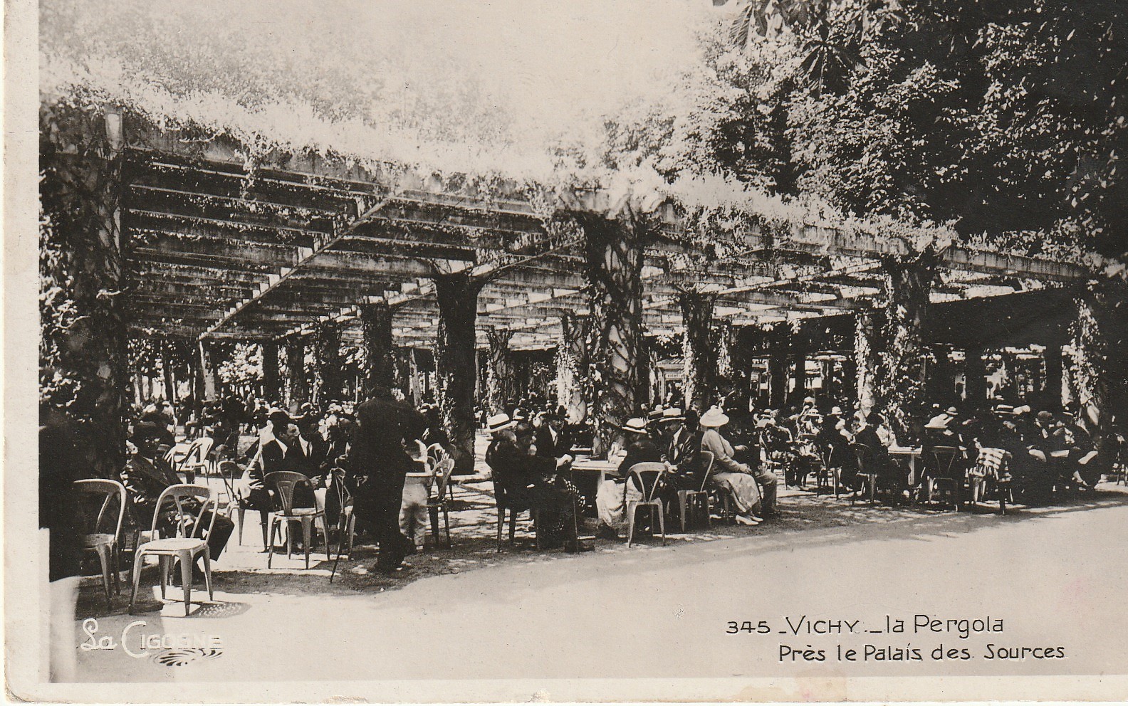 03 VICHY. Nombreux consommateurs à la Pergola près le Palais des Sources 1942