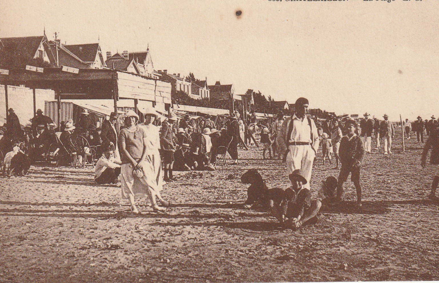 17 CHATELAILLON. Grosse animation sur la Plage Bains Richelieu