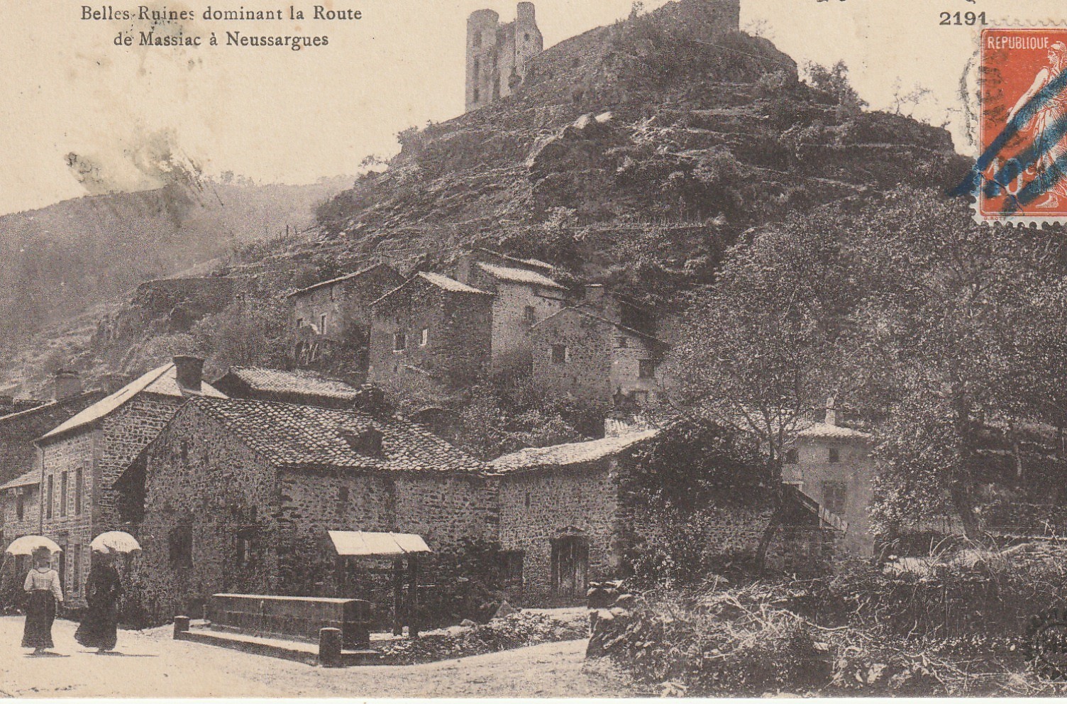 15 MOLOMPIZE Le Rocher et le Château d'Aurouze Route de Massiac à Neussargues petite animation