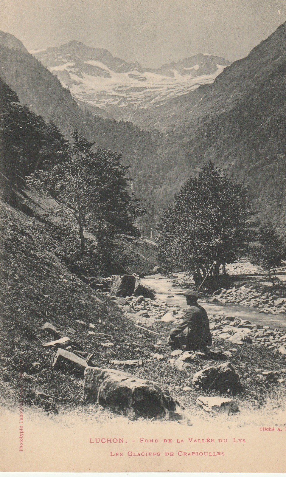31 LUCHON. Les Glaciers de Crabioulles Vallée du Lys avec Pêcheur assis vers 1900