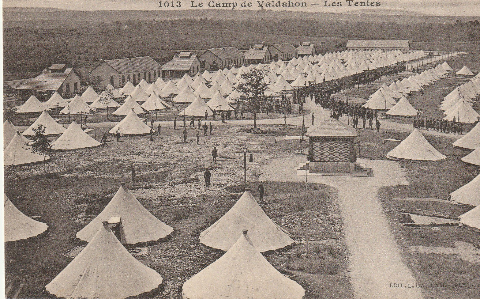 2 x cpa 25 LE VALDAHON. Carte panoramique 28 x 9 cm le Camp d'instruction de Brigade et les Tentes