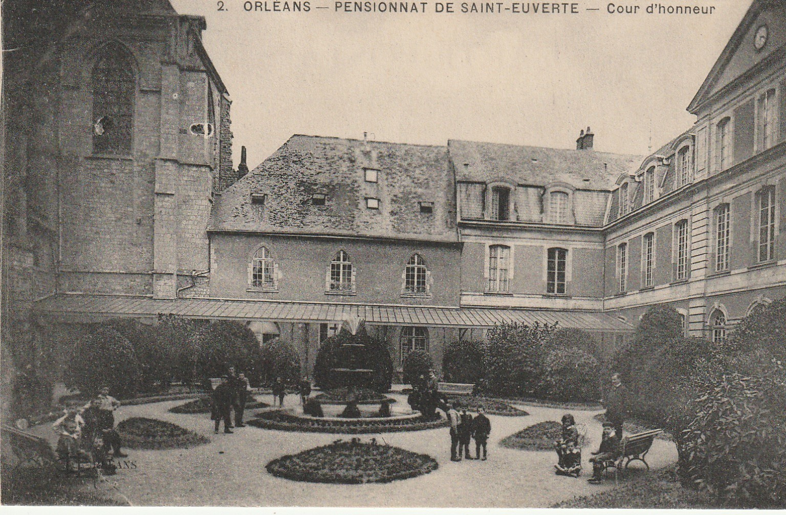 45 ORLEANS. Cour d'Honneur Pensionnat de Saint-Euverte animation 1916