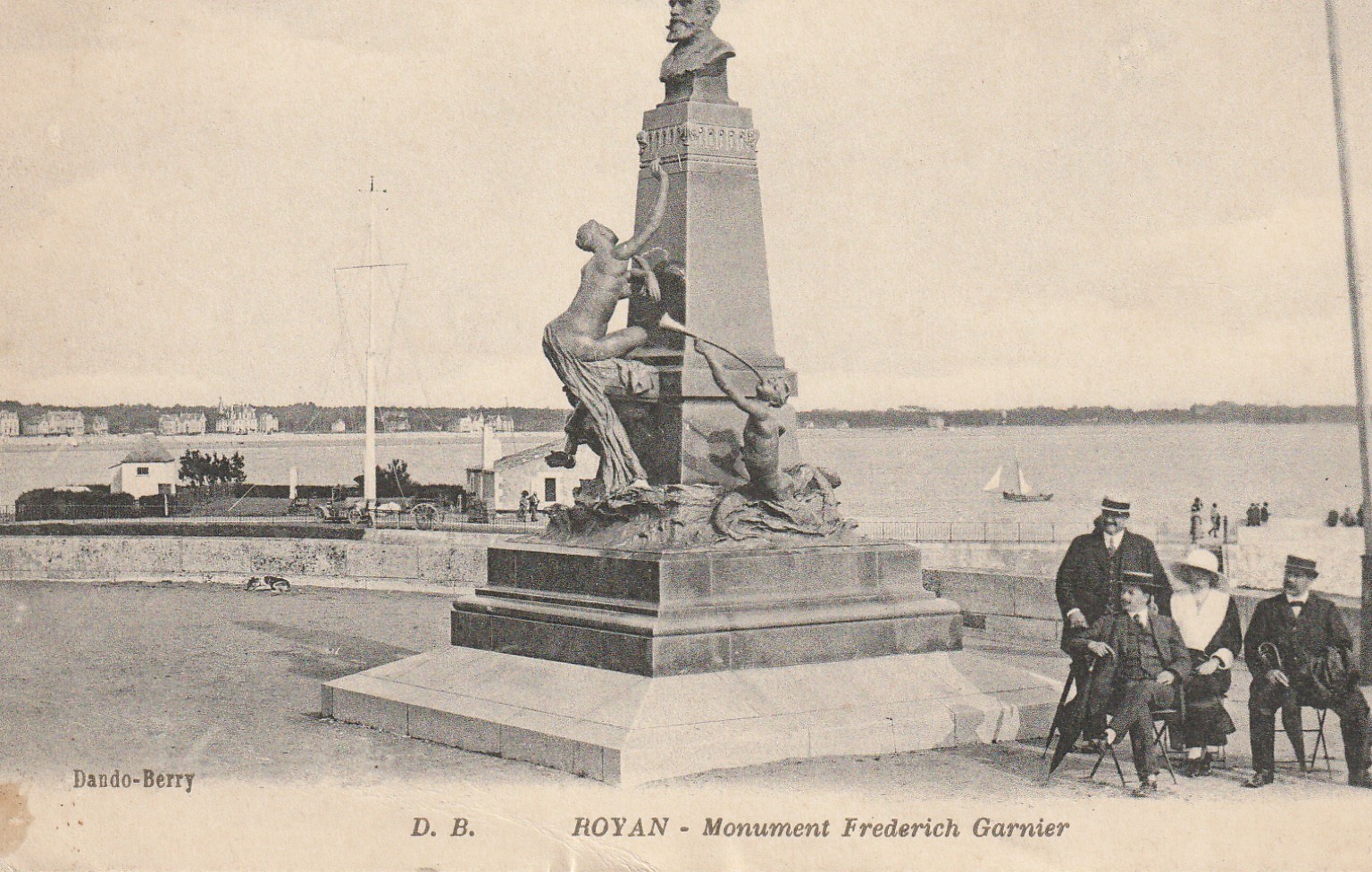 17 ROYAN. Monument Frederich Garnier belle animation