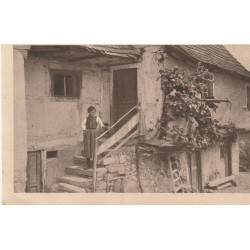 25 MORTEAU. Fillette sur les marches d'une Ferme pour Chocolat Klaus