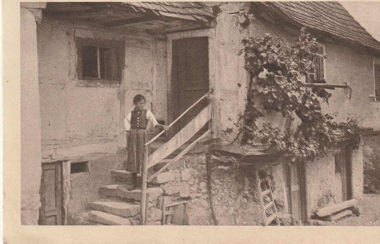 25 MORTEAU. Fillette sur les marches d'une Ferme pour Chocolat Klaus