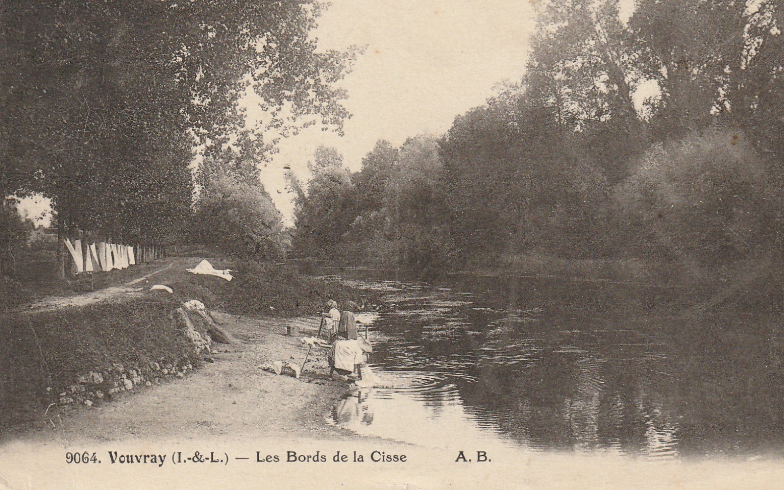 37 VOUVRAY. Lavandières sur les Bords de la Cisse 1922