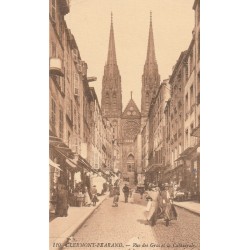 63 CLERMONT-FERRAND. Cathédrale rue des Gras animation avec Commerces