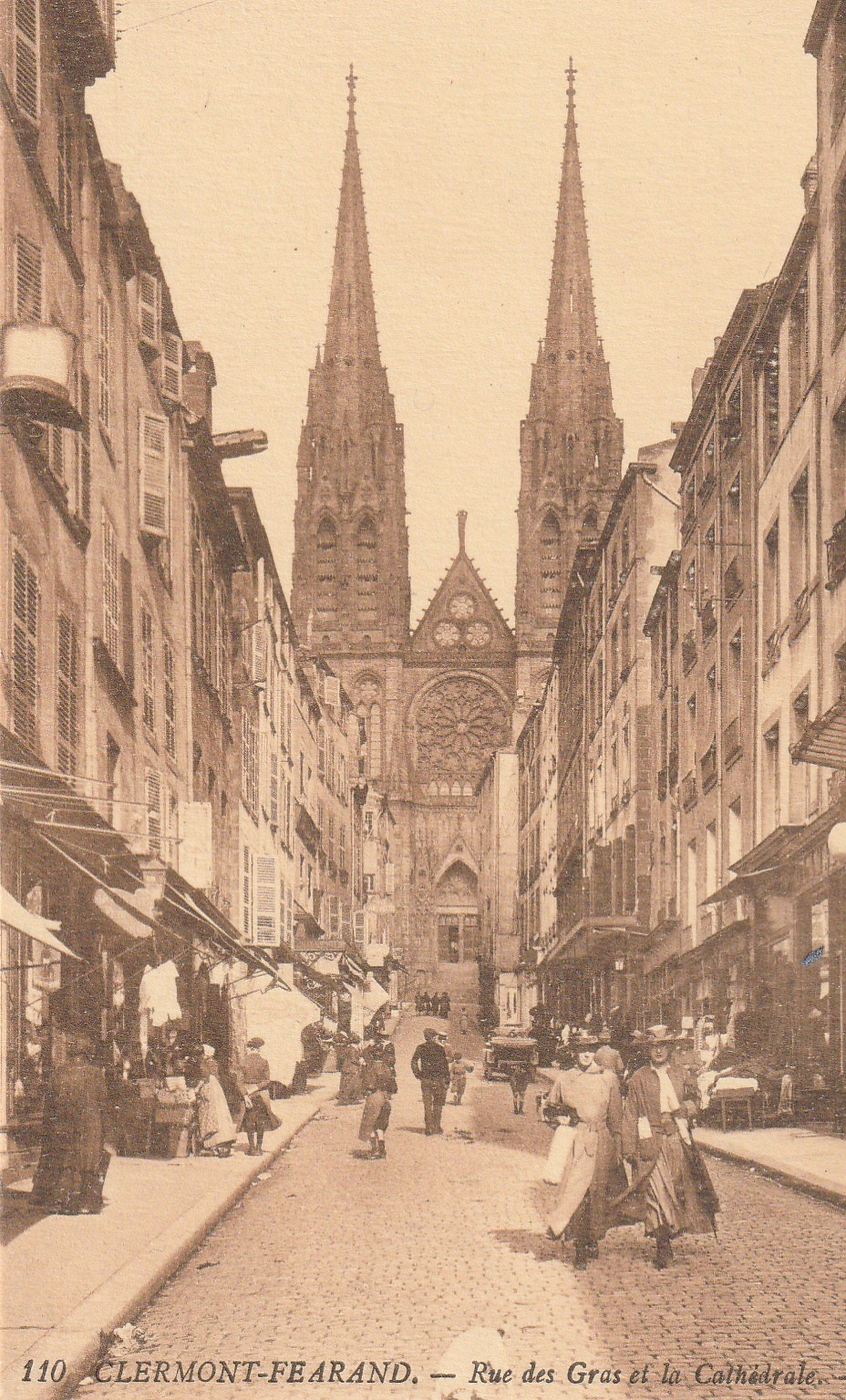 63 CLERMONT-FERRAND. Cathédrale rue des Gras animation avec Commerces