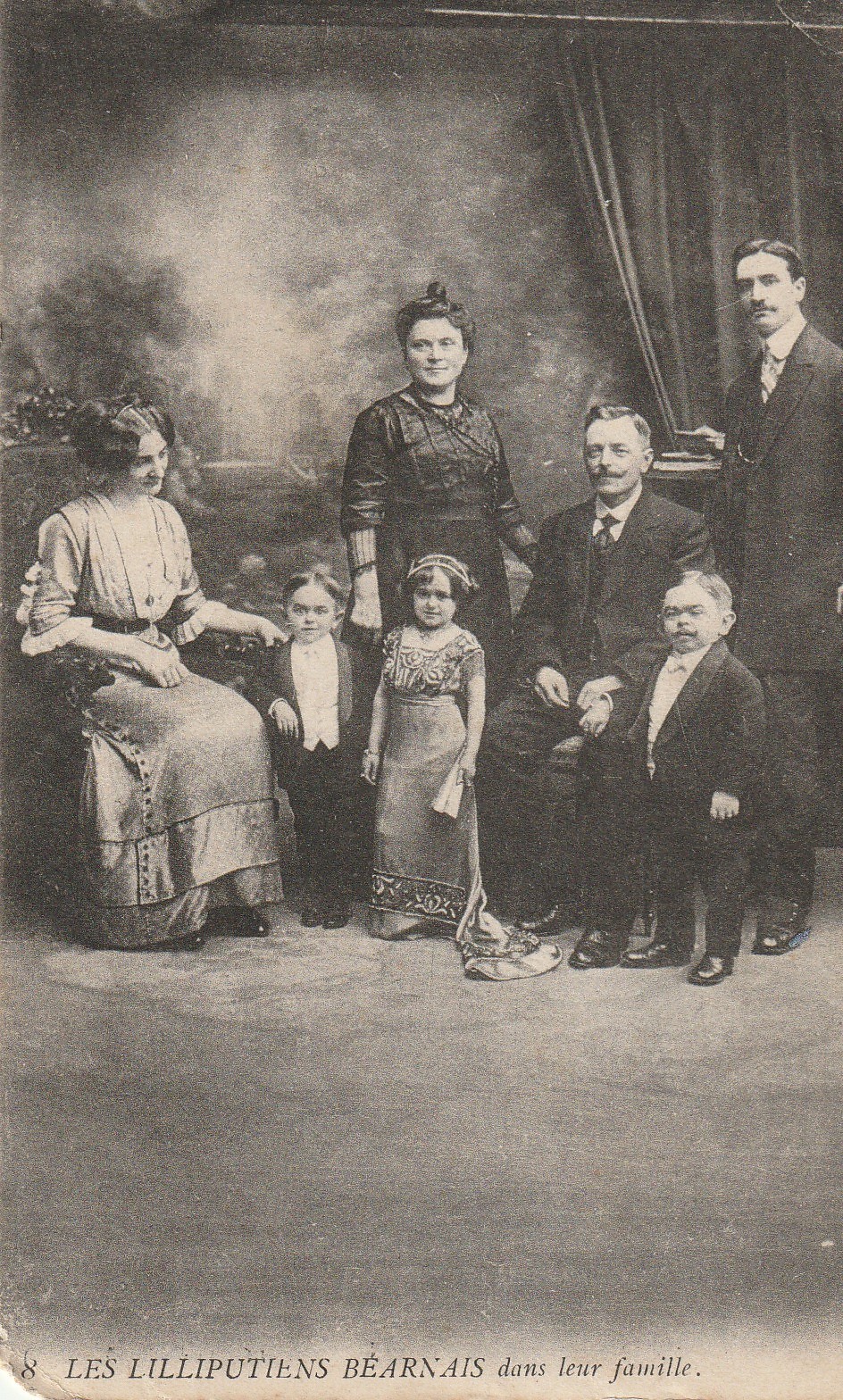 64 LES LILLIPUTIENS BEARNAIS dans leur famille