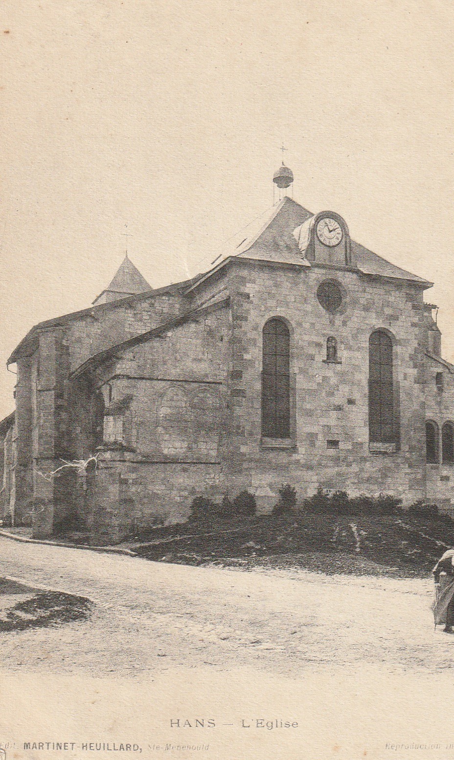 51 HANS. L'Eglise avec vieille femme courbée 1915