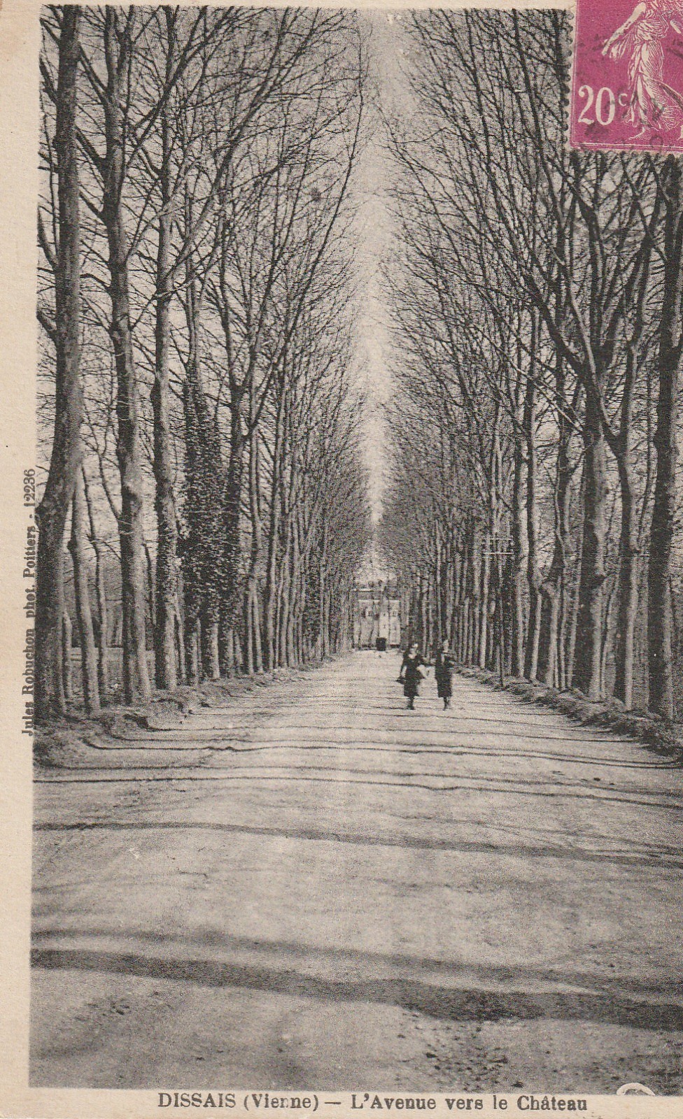 86 DISSAIS. Promeneuses sur l'Avenue vers le Château 1932
