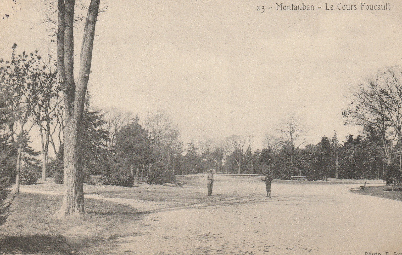 82 MONTAUBAN. Promeneurs sur le Cours Foucault 1906