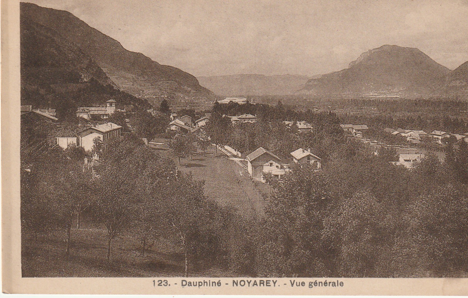 38 NOYAREY. Vue générale sur le Village