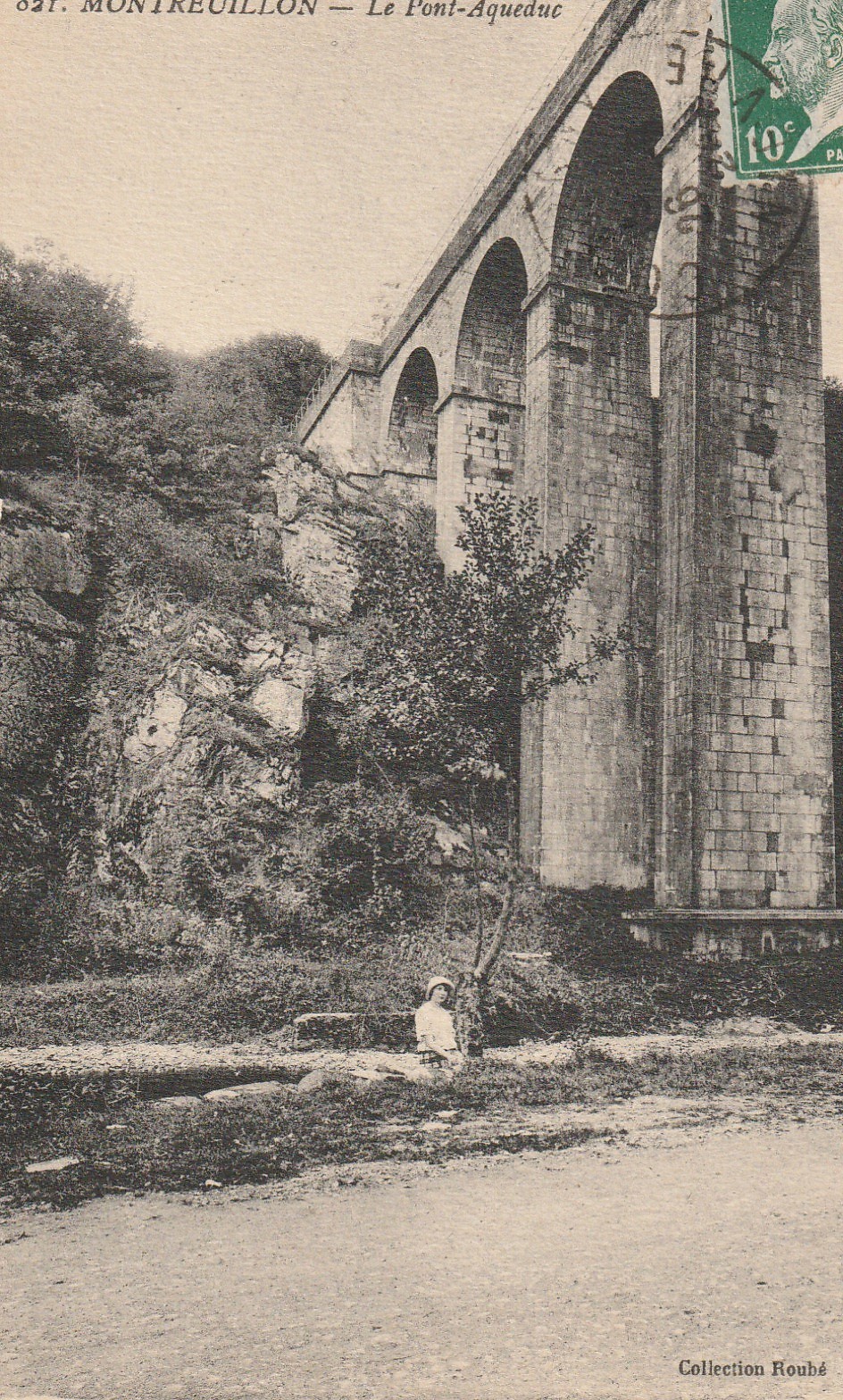 58 MONTREUILLON. Le Pont Aqueduc avec jeune fille en bas 1924