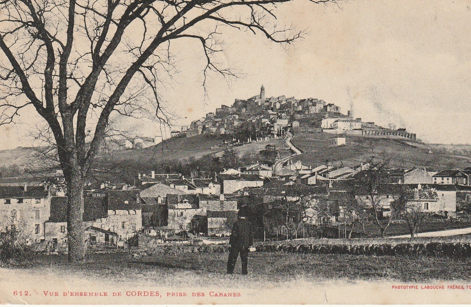 81 CORDES. Vue d'ensemble prise des Cabanes avec personnage 1907