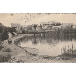 23 CAMP DE LA COURTINE. L'Etang et le Camp avec promeneurs