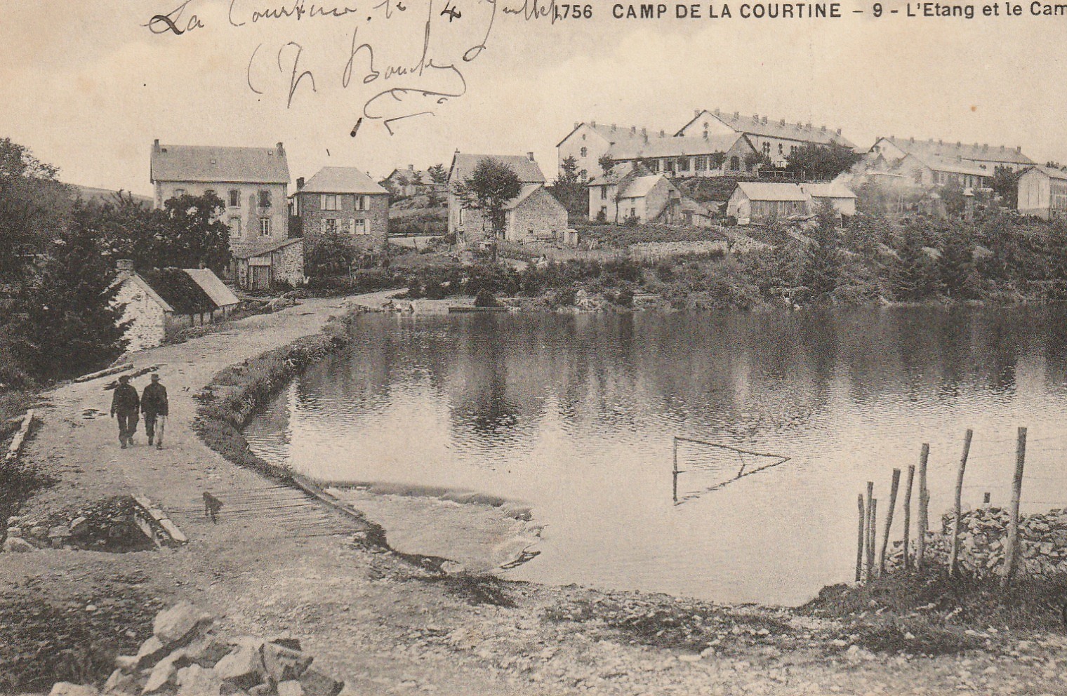 23 CAMP DE LA COURTINE. L'Etang et le Camp avec promeneurs