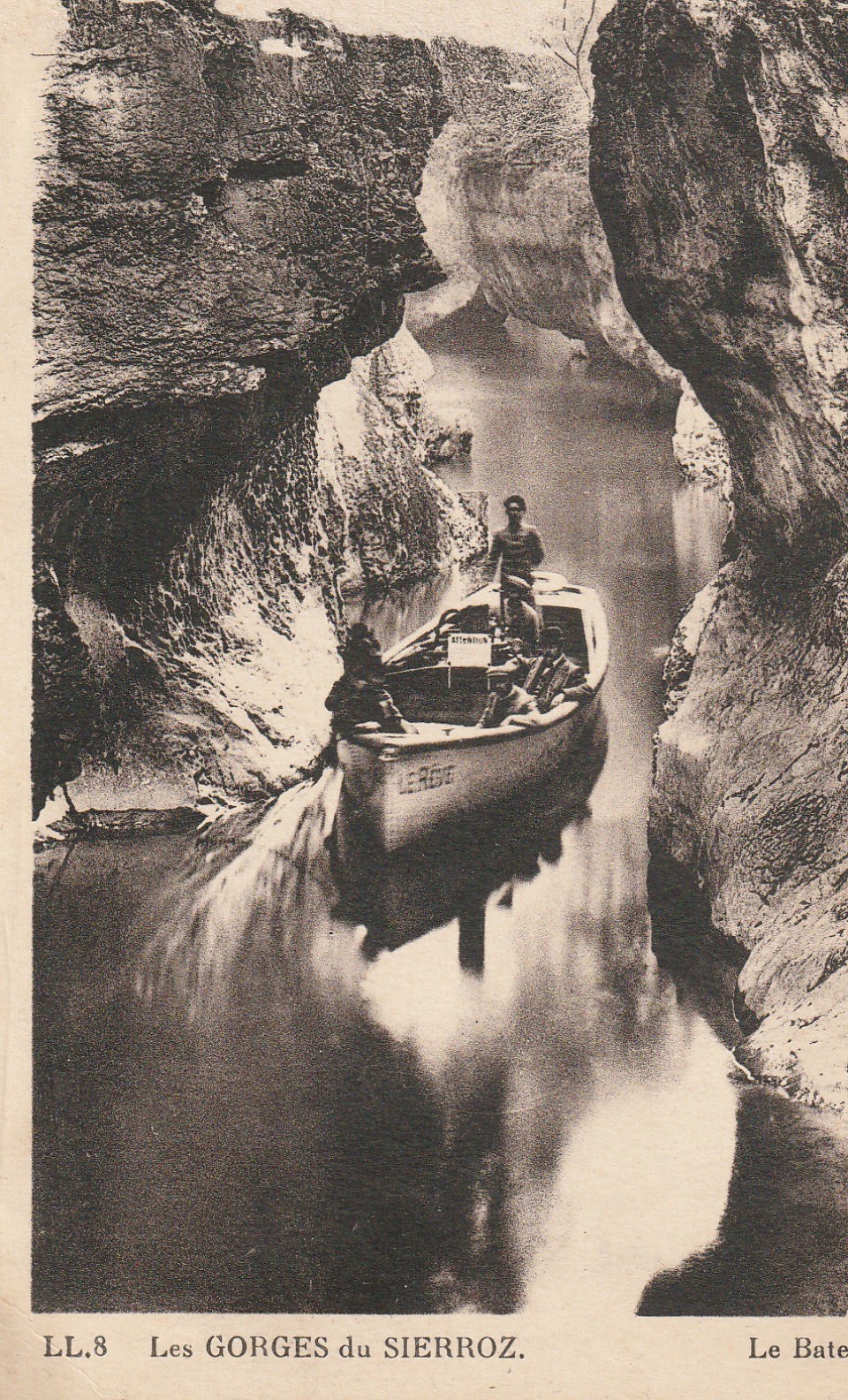 73 LES GORGES DU SIERROZ. Le Bateau avec des touristes