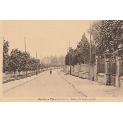 77 COMBS-LA-VILLE. Avenue du Chemin de Fer avec cycliste