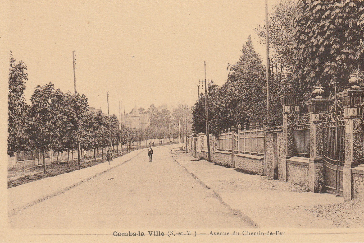 77 COMBS-LA-VILLE. Avenue du Chemin de Fer avec cycliste