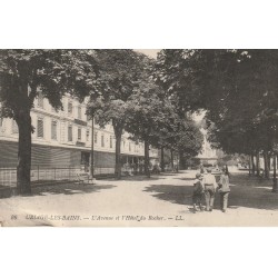 38 URIAGE-LES-BAINS. L'avenue et l'Hôtel du Rocher avec garçons...