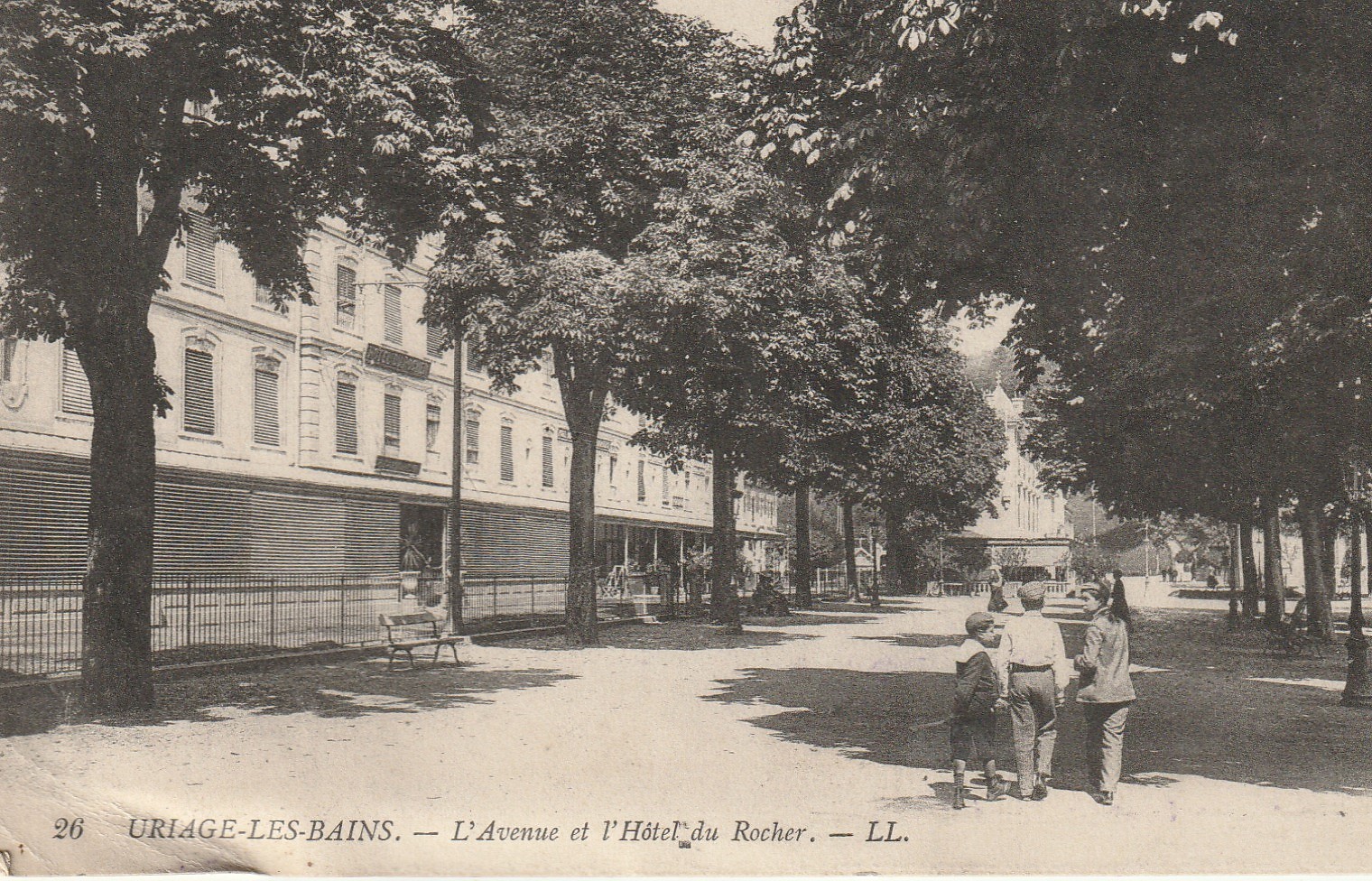 38 URIAGE-LES-BAINS. L'avenue et l'Hôtel du Rocher avec garçons...