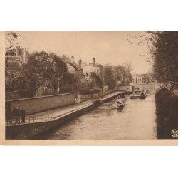45 MONTARGIS. Vue sur le Canal avec Péniches