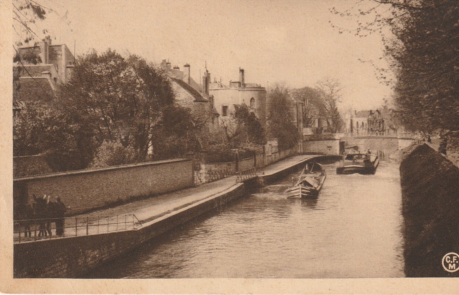 45 MONTARGIS. Vue sur le Canal avec Péniches