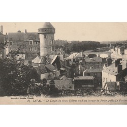 53 LAVAL. Donjon du vieux Château et enfants sur Terrasse du Jardin La Perrine 1916